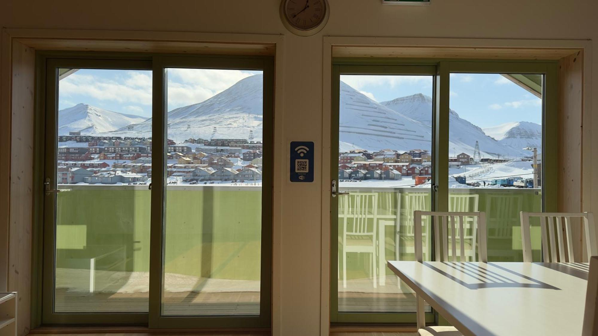 Russkiy Dom Longyearbyen Exterior photo